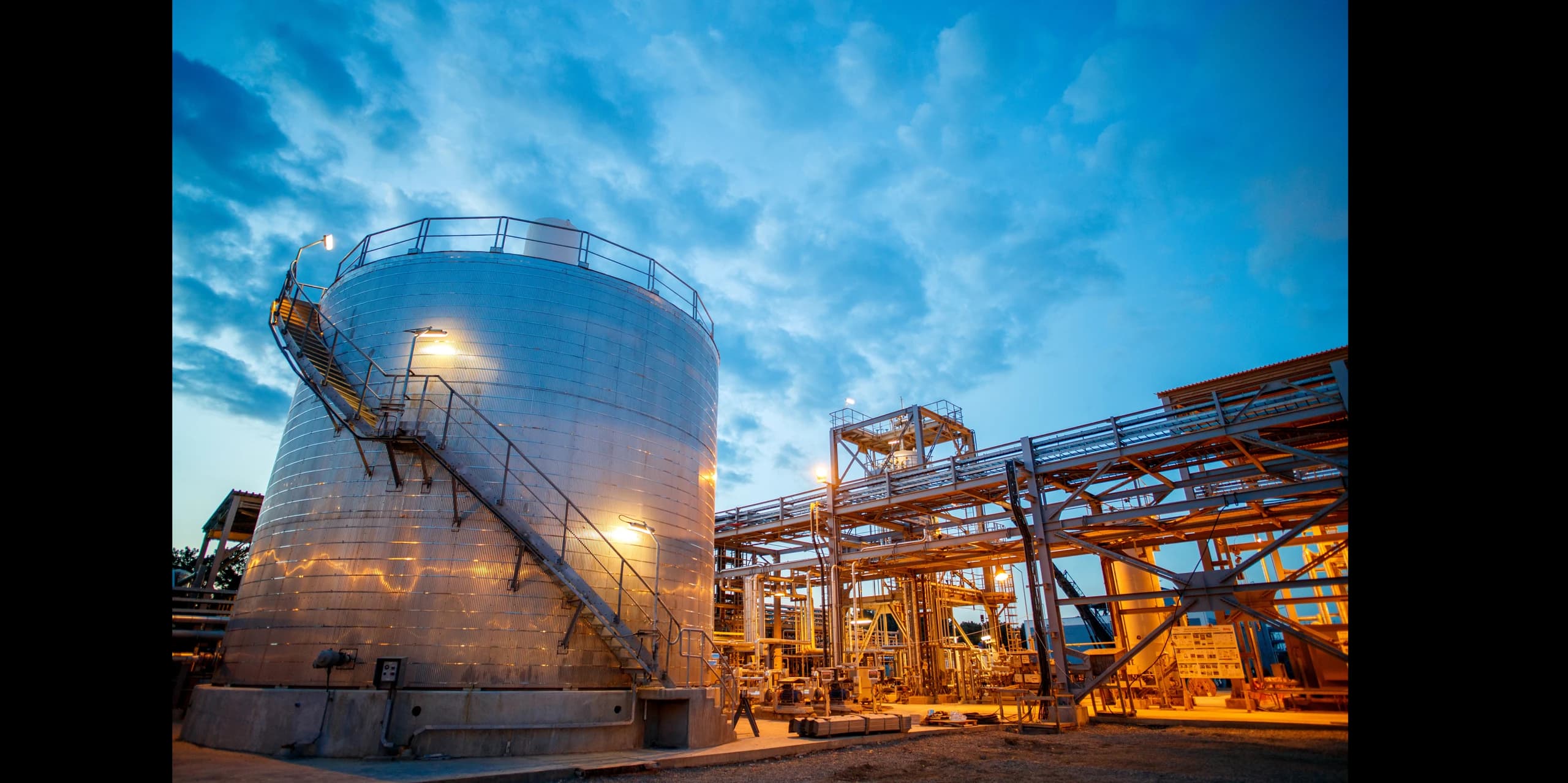 Oil refinery and petrochemical plant with pipelines
